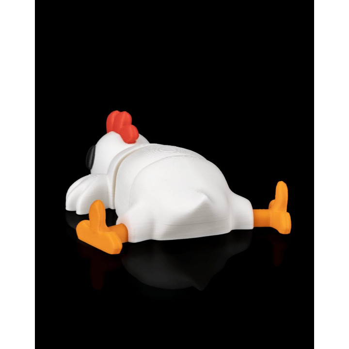 Poule Affalée – Figurine Humoristique Multicolore Avec Décor Forêt