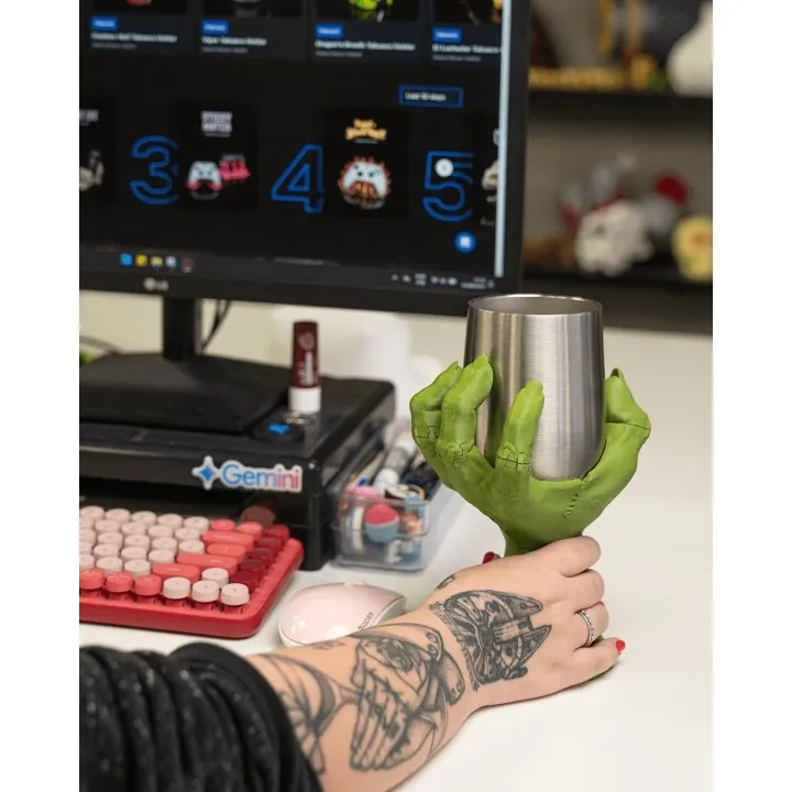 Support De Gobelet Main De Zombie – Art De La Table Horrifique