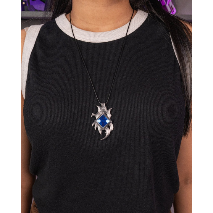 Pendentif Arcane Core – Bijou Fantastique Avec Gemme Bleue