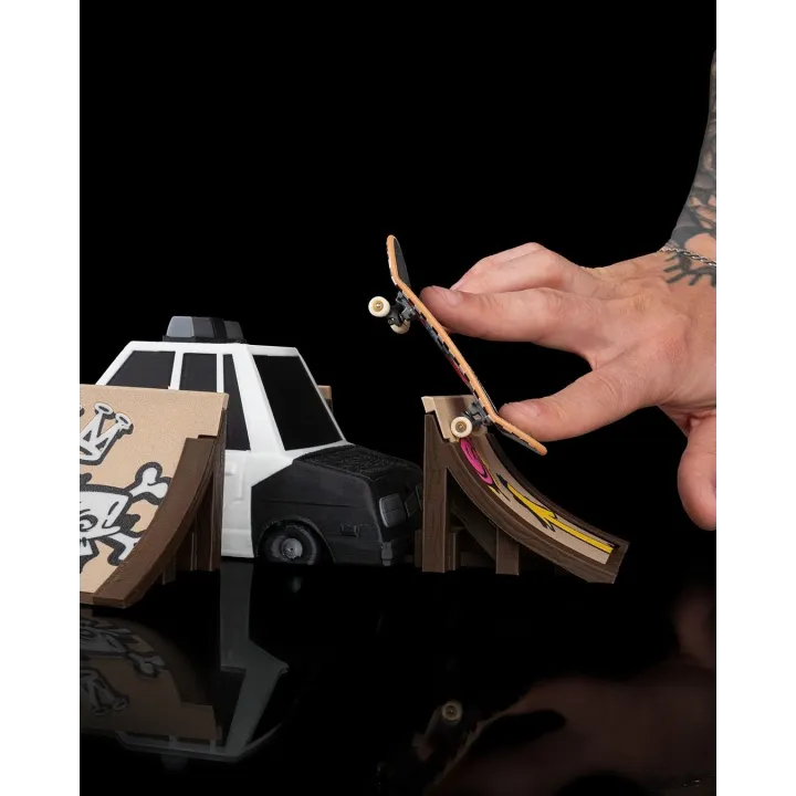 Skatepark Avec Voiture De Police – Fingerskate Urbain