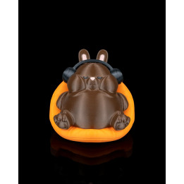 Lapin Chubby – Figurine Décorative Lapin Relaxé Sur Carotte Avec Casque Audio