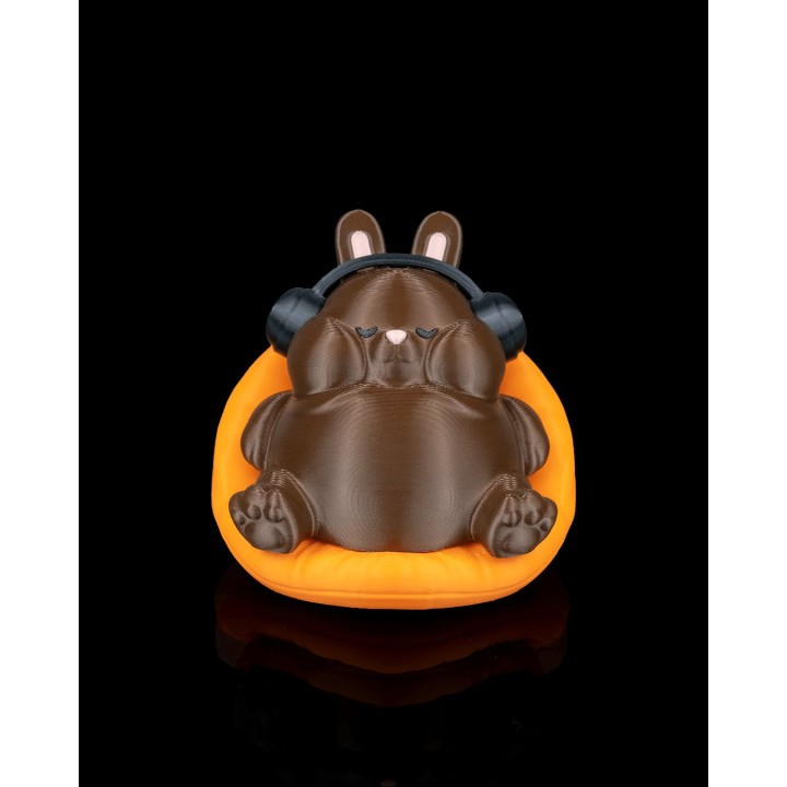 Lapin Chubby – Figurine Décorative Lapin Relaxé Sur Carotte Avec Casque Audio