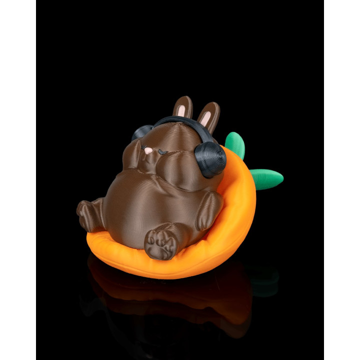 Lapin Chubby – Figurine Décorative Lapin Relaxé Sur Carotte Avec Casque Audio