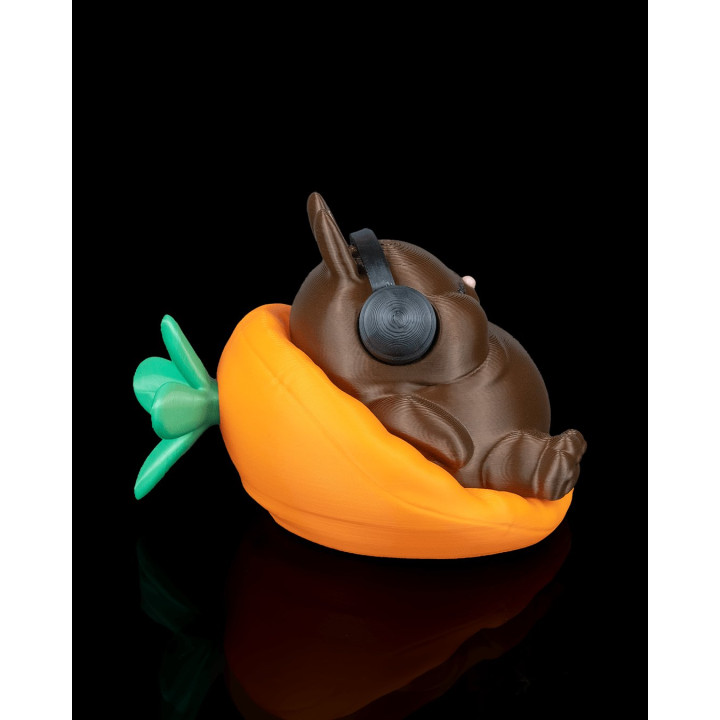 Lapin Chubby – Figurine Décorative Lapin Relaxé Sur Carotte Avec Casque Audio