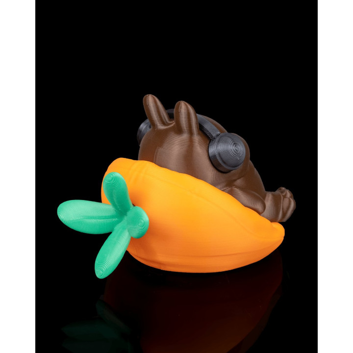 Lapin Chubby – Figurine Décorative Lapin Relaxé Sur Carotte Avec Casque Audio