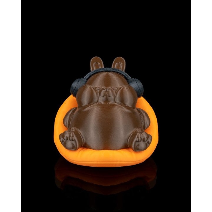 Lapin Chubby – Figurine Décorative Lapin Relaxé Sur Carotte Avec Casque Audio