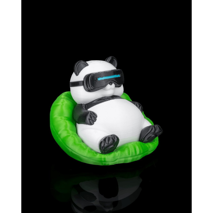 Chubby Panda – Figurine Panda Dodu Avec Lunettes Vr Sur Coussin
