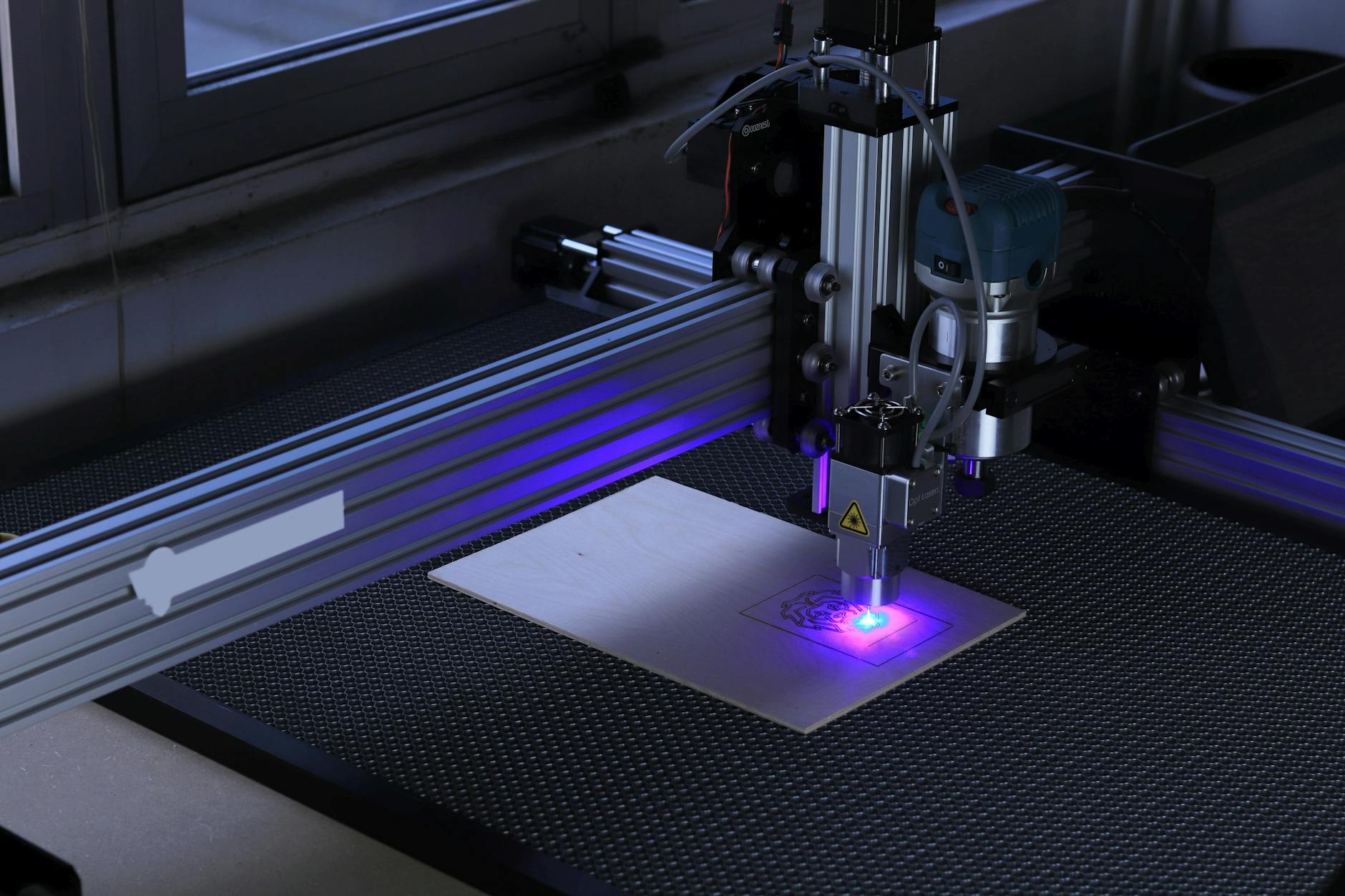 Tu veux gravurer avec un laser ? Découvre les matériaux compatibles et les règles de sécurité !