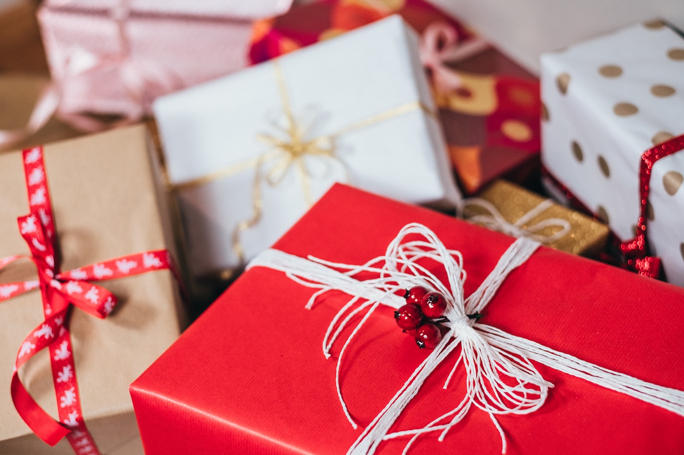 Cadeau emballé soigneusement avec papier kraft et ruban, fabrication artisanale française
